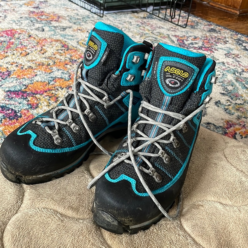 Women’s Asolo Shiraz hiking Boots size 8 -40 euro (I wear a 9 so size runs big)